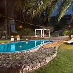 Holiday home 4 Bd Luxurious With Swimming Pool *
