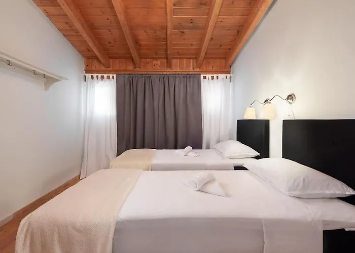 4 Bd Luxurious With Swimming Pool