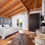 Dom wakacyjny 4 Bd Luxurious With Swimming Pool Sálakos